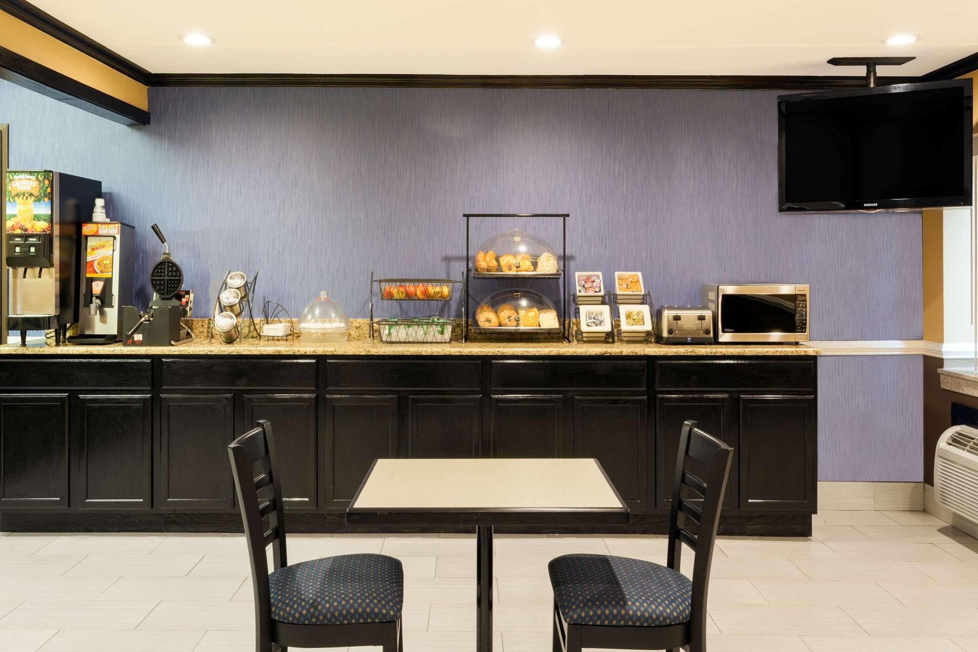 Hotel Baymont By Wyndham East Memphis