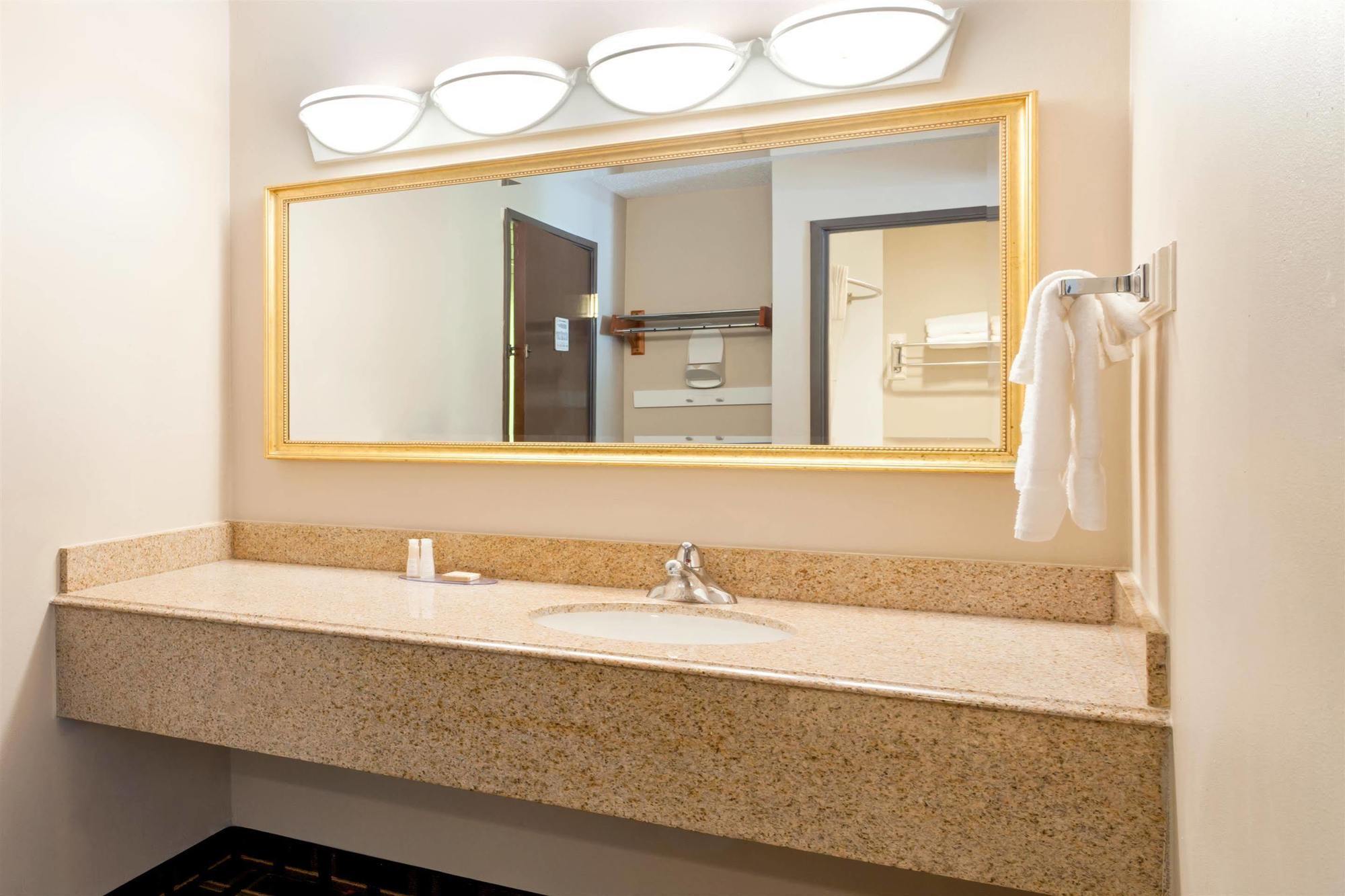 Hotel Baymont By Wyndham East Memphis
